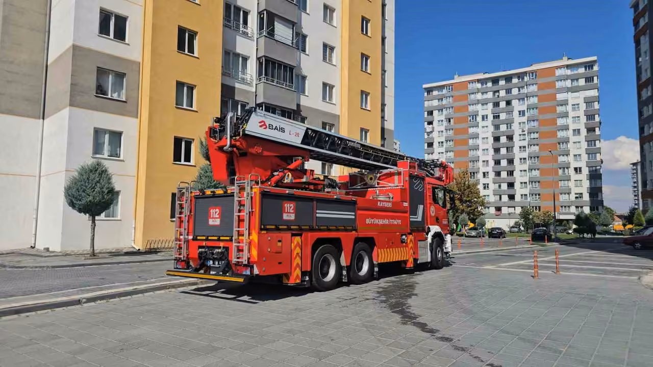 Apartmanda yangın paniği: 1 kişi dumandan etkilendi