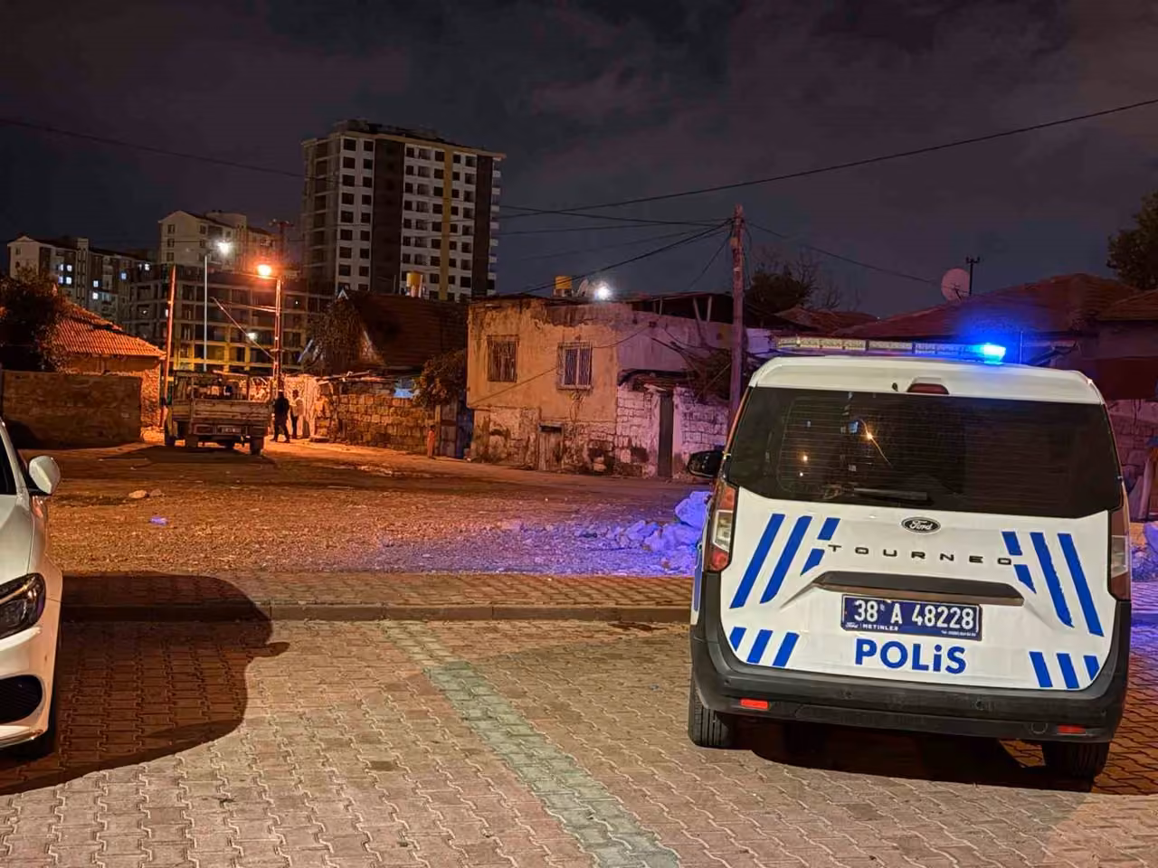 Prizi tamir ederken akıma kapılan genç yaralandı