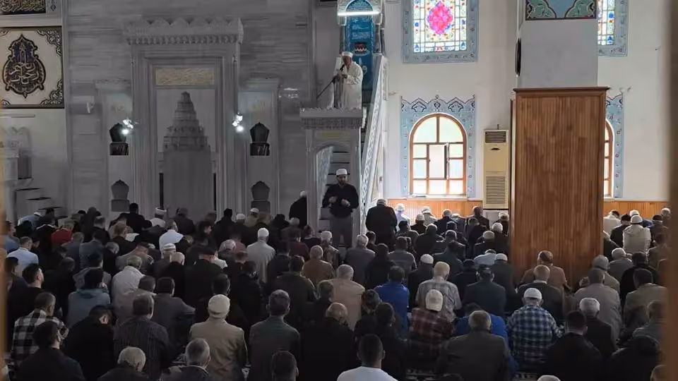 Bu camide cuma namazında engeller işaret diliyle aşılıyor