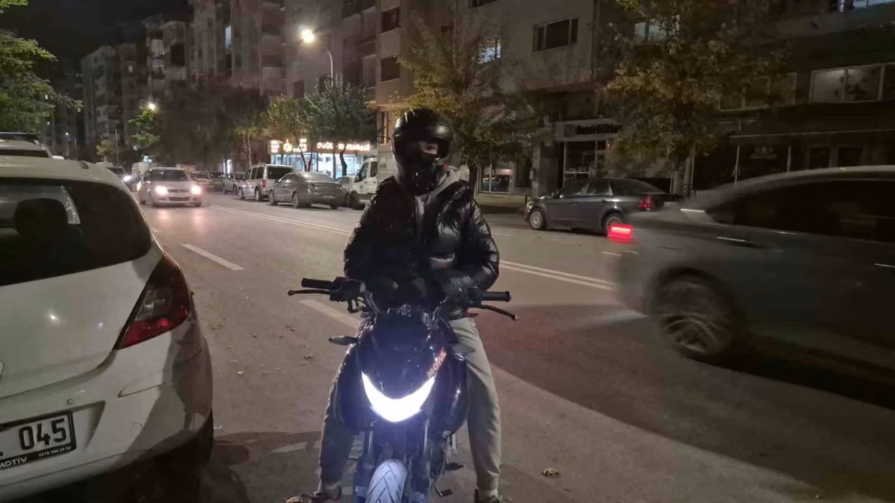 Kadın sürücü trafikte tartıştığı motosikletlinin üzerine yürüdü