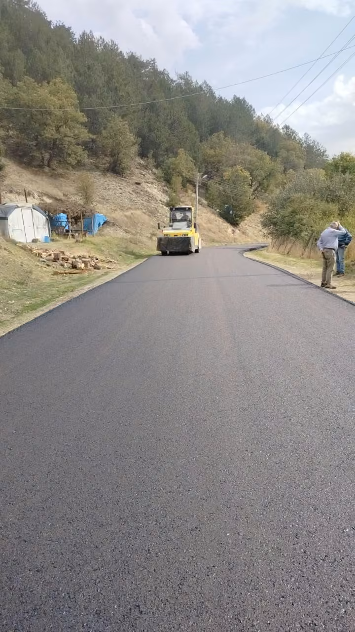 Bolu’da 7,2 kilometrelik köy yolu sıcak asfaltla buluşuyor