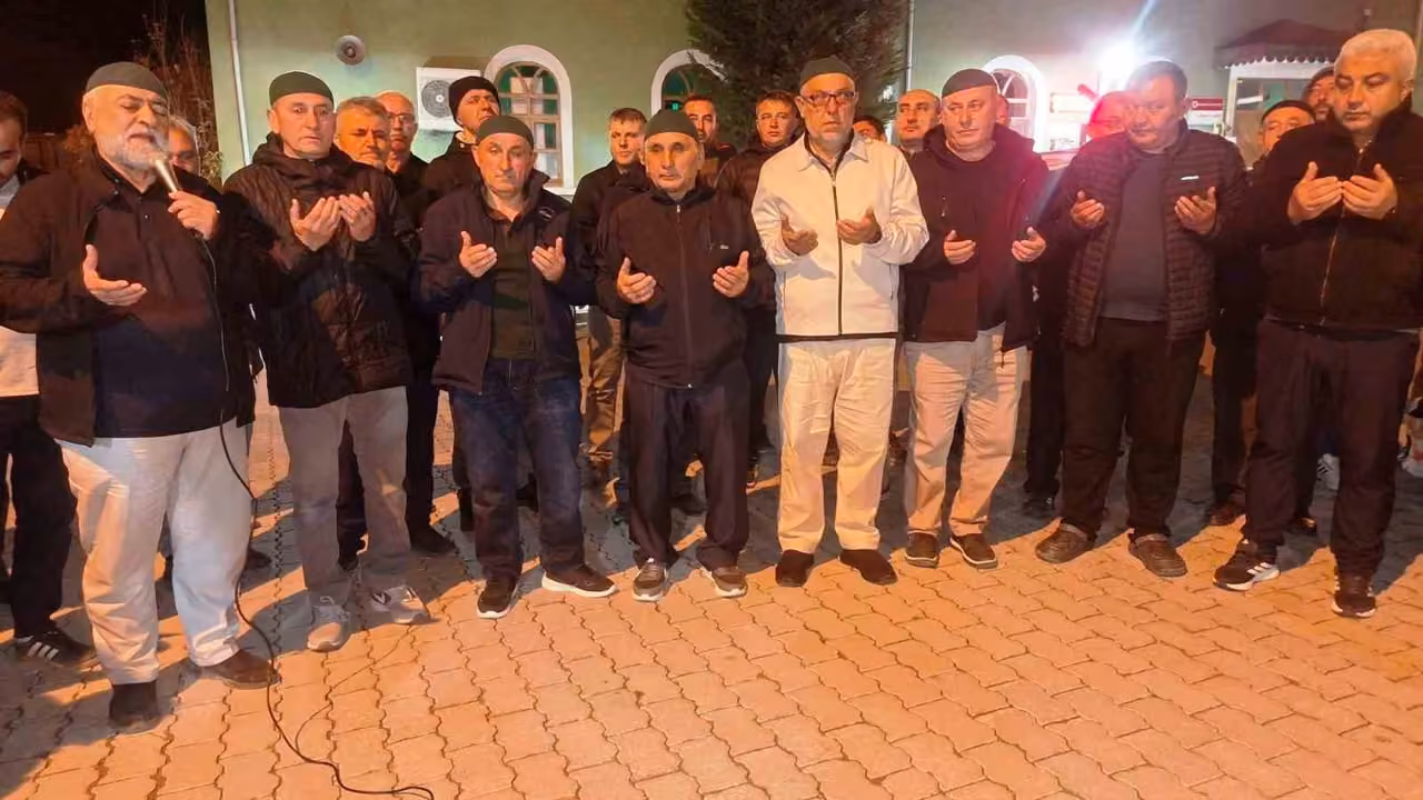 Hisarcık’ta 23 kişilik umre kafilesi dualarla uğurlandı