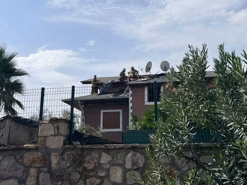 Antakya’da müstakil evin çatısında yangın çıktı