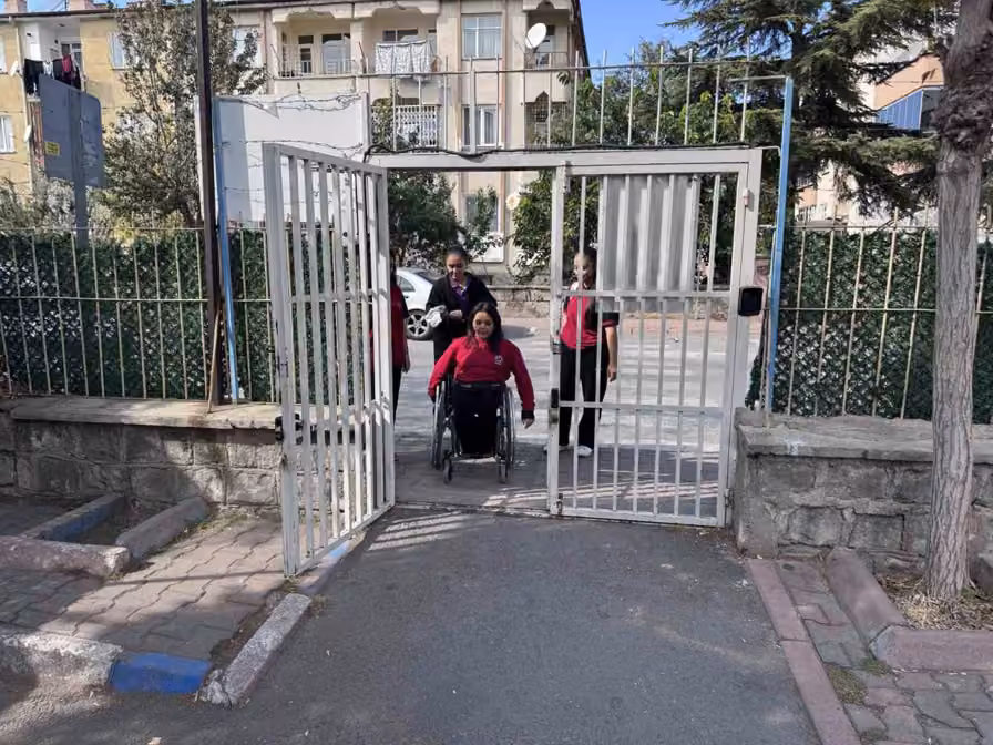 Ecrin engelini arkadaşlarıyla aşıyor