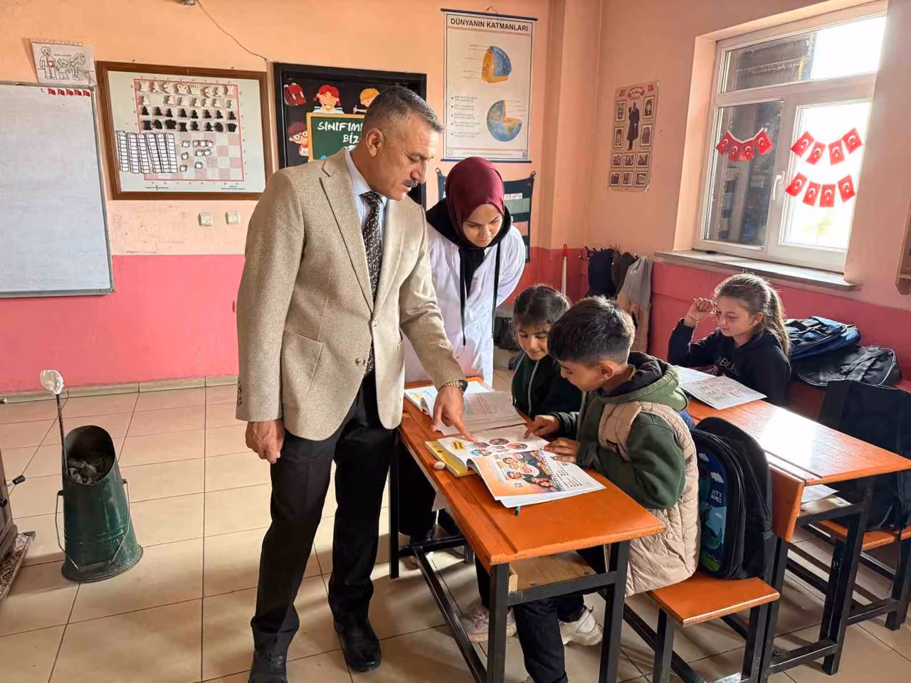Patnos Gazeteciler Cemiyeti’nden öğrencilerine çanta ve kırtasiye desteği