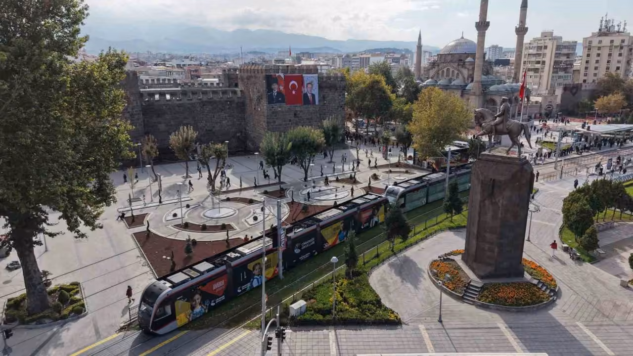 Cumhuriyet Meydanı’nın çehresi değişiyor