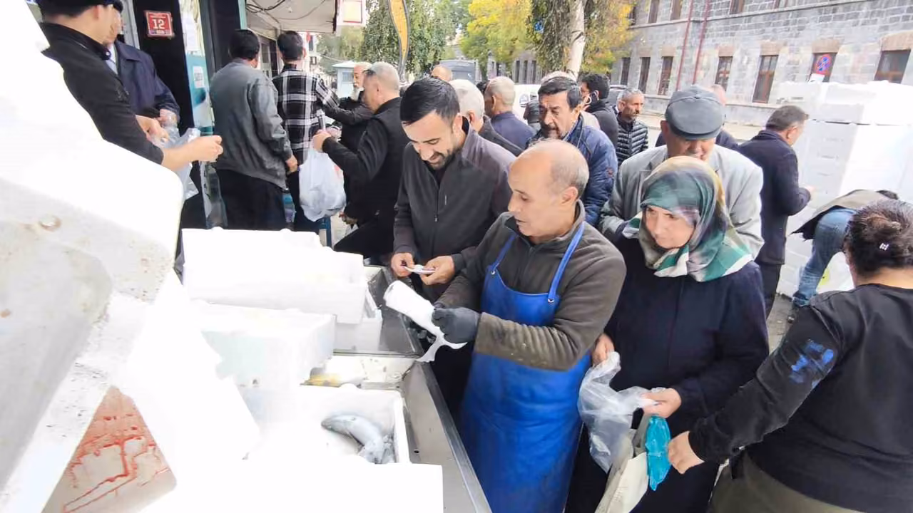Kars’ta palamut yoğunluğu: Tanesi 50 liradan satıldı, balıkçılarda kuyruk oluştu