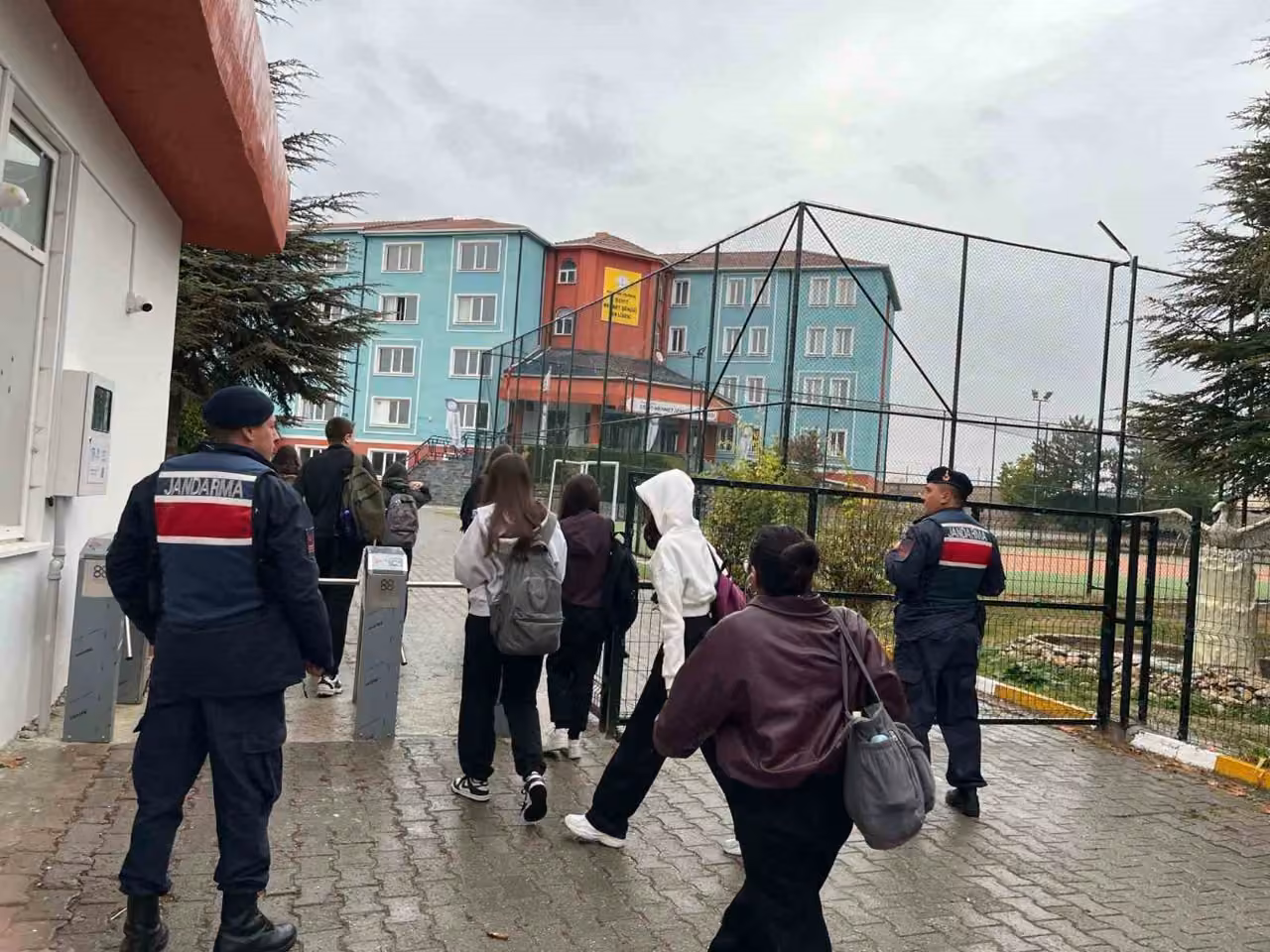 Eskişehir’de jandarmadan okul çevreleri ve servislere yönelik denetim