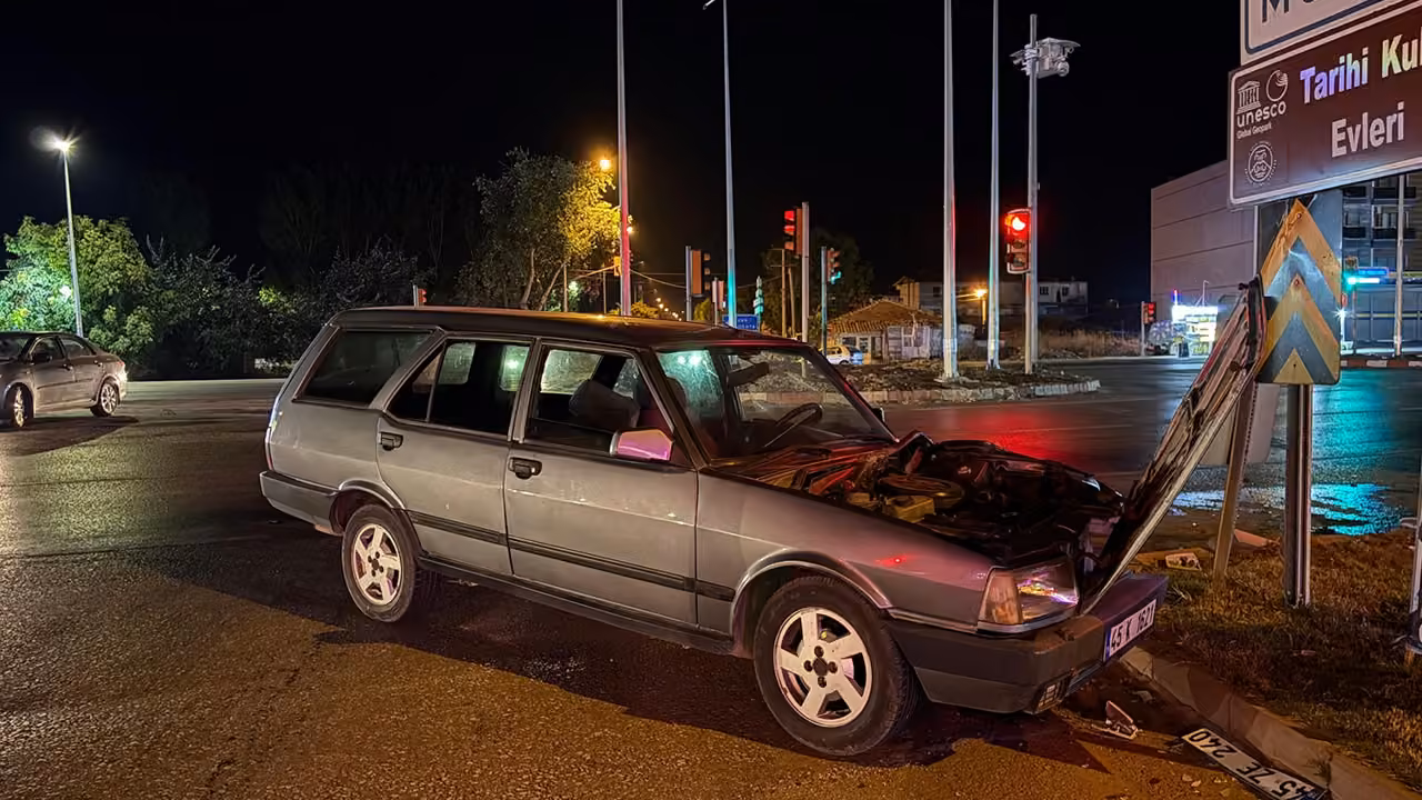 Otomobiller kavşakta çarpıştı: 1 yaralı