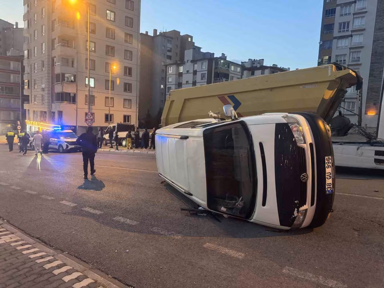 Kaza yapan minibüs park halindeki otomobile çarpıp yan yattı