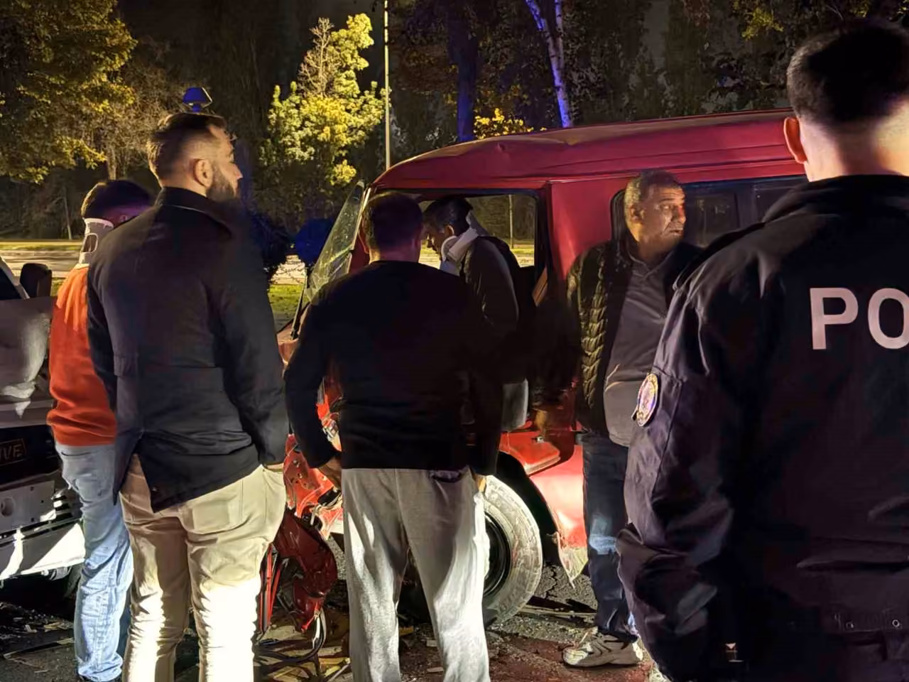 Pikapla kafa kafaya çarpışan kamyonet sürücüsü araçta sıkıştı: 2 yaralı