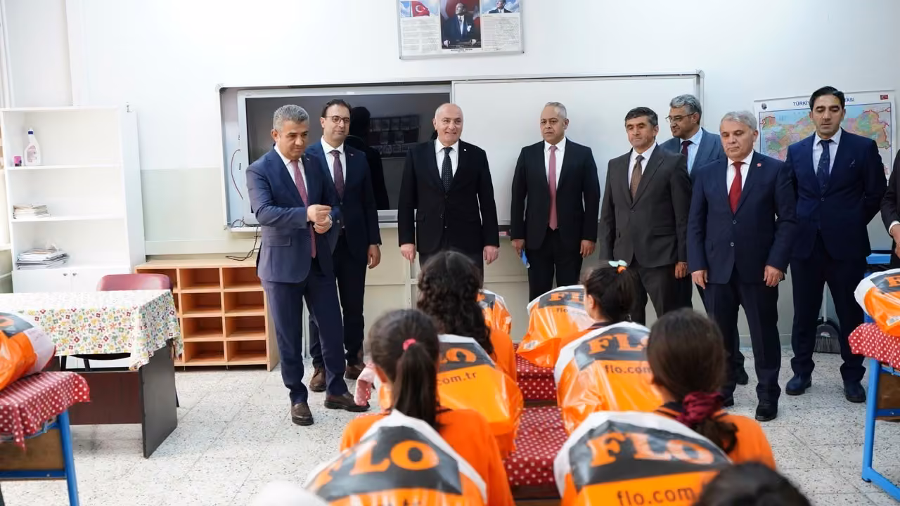TOBB ve ETSO’dan sosyal sorumluluk kapsamında 250 öğrenciye bot ve mont desteği