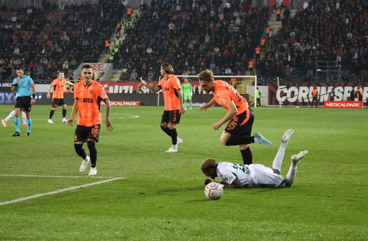 Trendyol Süper Lig: Çorum FK: 1 - Çaykur Rizespor: 1 (İlk yarı)
