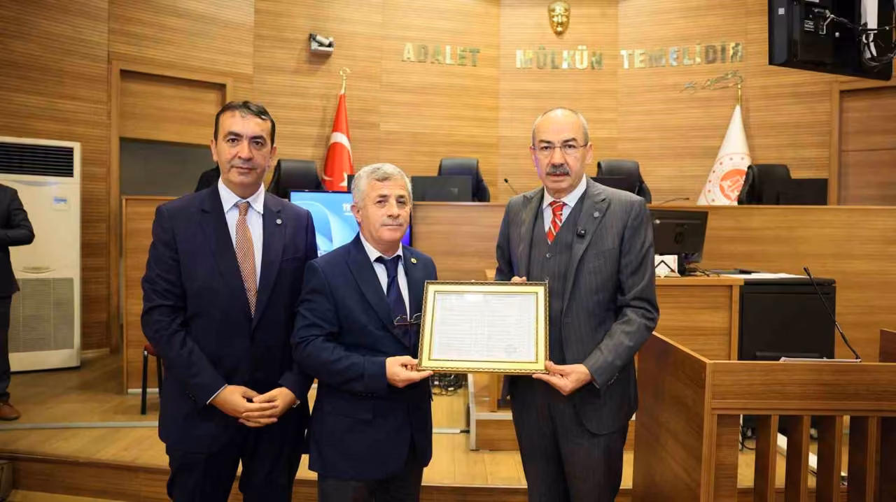 Başkan Gülsoy mazbatasını aldı