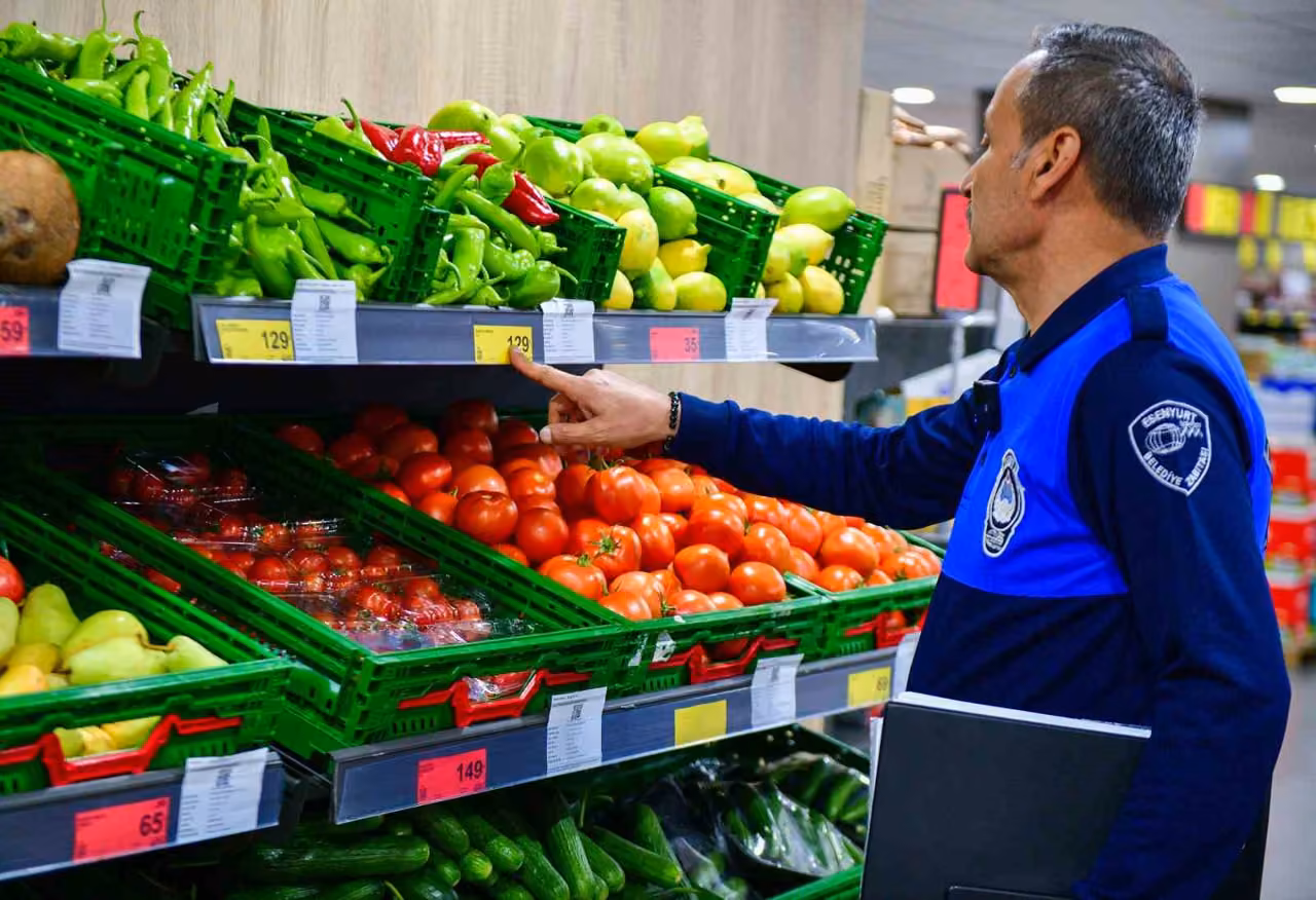Esenyurt’ta marketlere sıkı denetim: Etiket fiyatları, son kullanma tarihleri ve hijyen şartları kontrol edildi