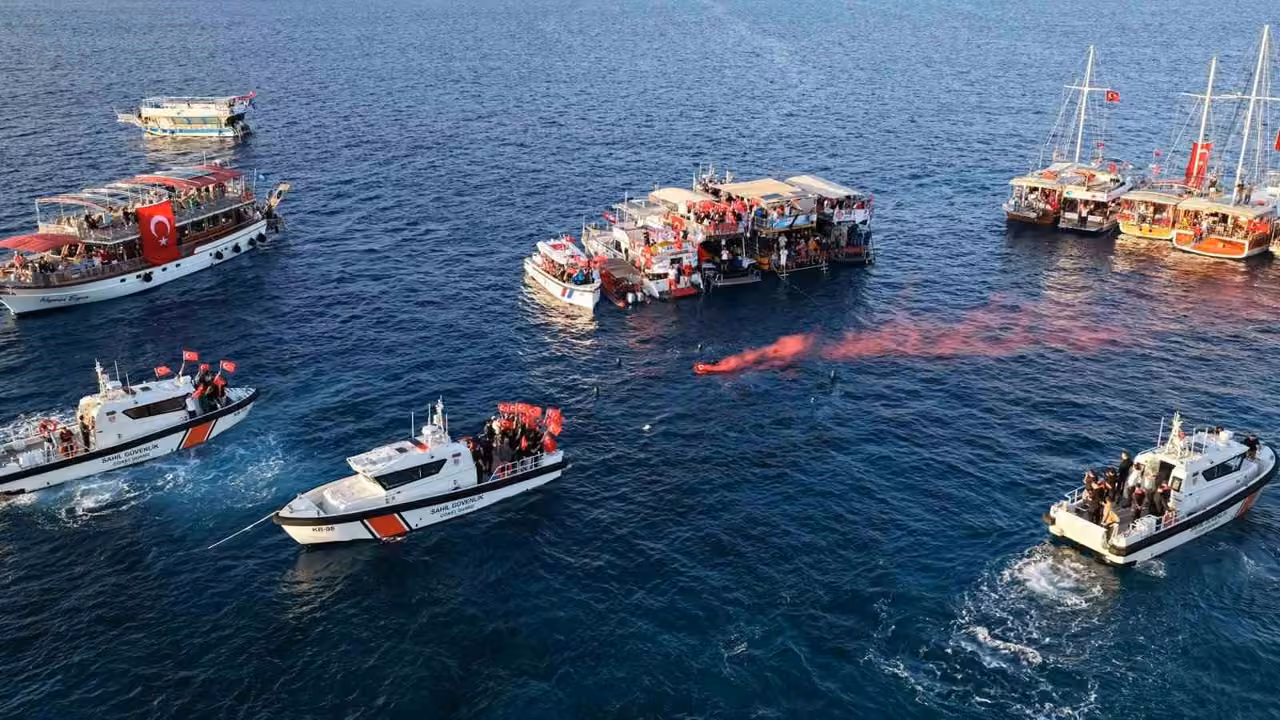 Antalya’da "Ecdadın Yolunda Cumhuriyet’e Saygı Yürüyüşü"