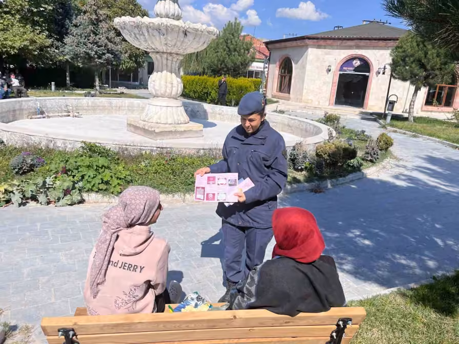 Jandarma kadına şiddet konusunda vatandaşları bilgilendirdi