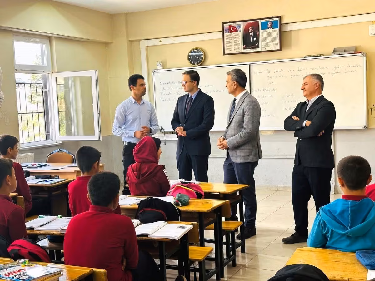 Sincik Kaymakamı Yıldız’dan İmam Hatip Ortaokulu’na ziyaret