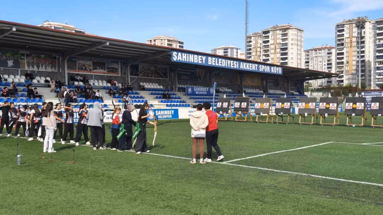 Şahinbey’de Cumhuriyet coşkusu sahalara taşındı