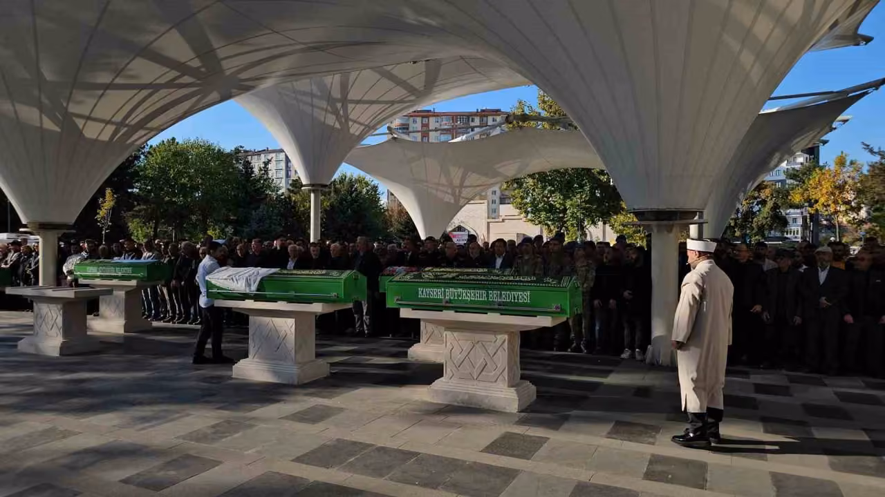Şehit Tuğgeneral İsa Baydilli’nin annesi son yolculuğuna uğurlandı