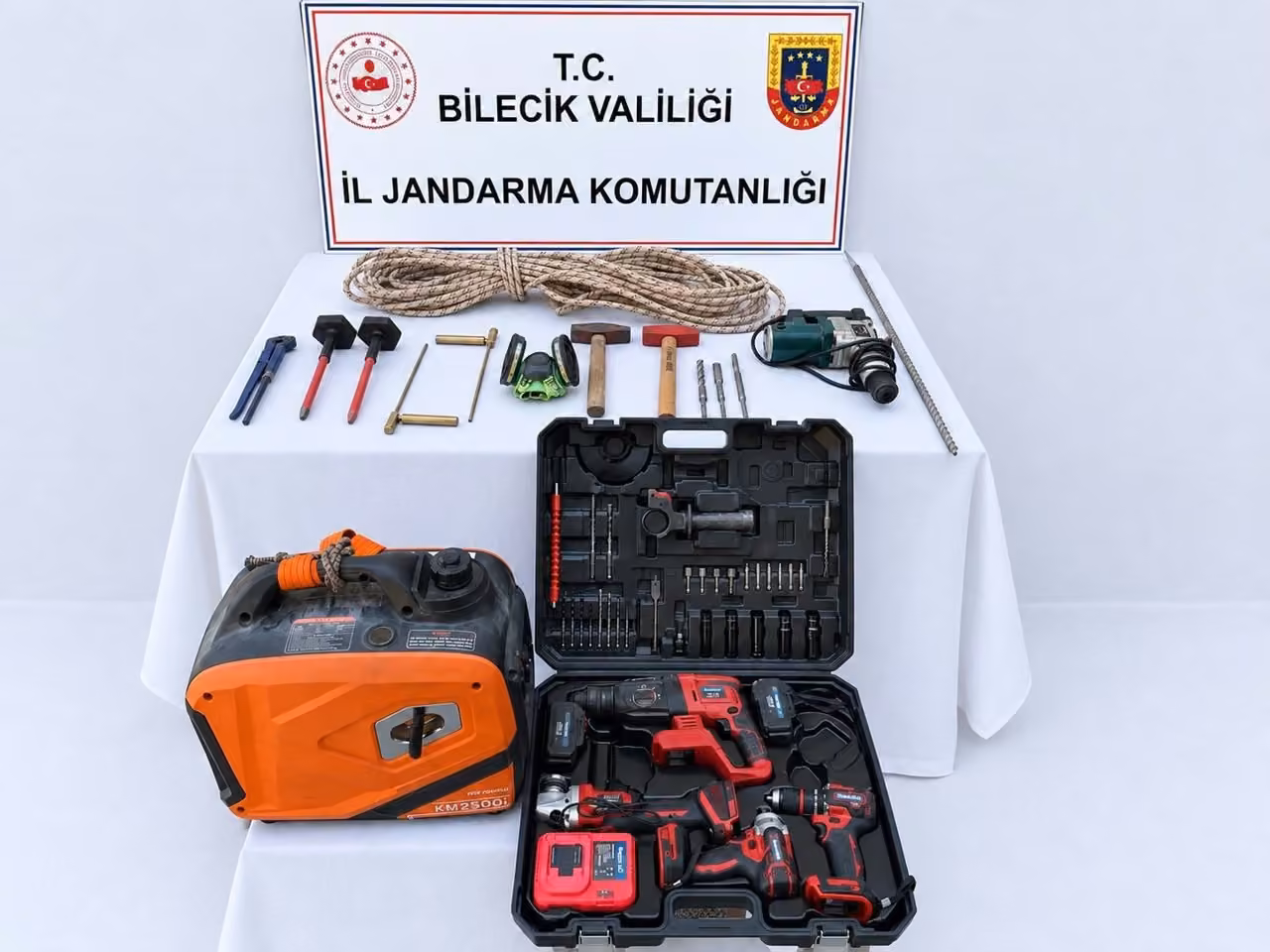Bilecik’te defıne arayan 5 kişi suçüstü yakalandı