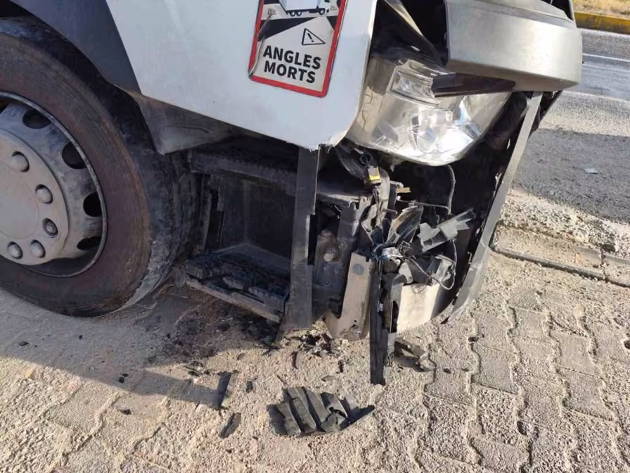 Alaşehir’de otomobil ile tır çarpıştı: 1 yaralı