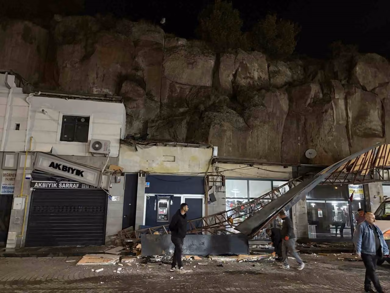 Kayseri’de otomobil 50 metre yükseklikteki kayalıktan dükkanların üzerine uçtu: 1 yaralı