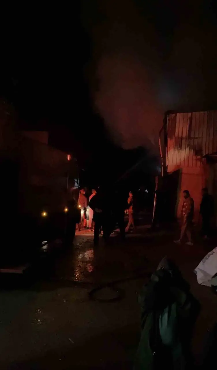 Biga’da sanayi sitesinde hurda dükkanında çıkan yangın korkuttu