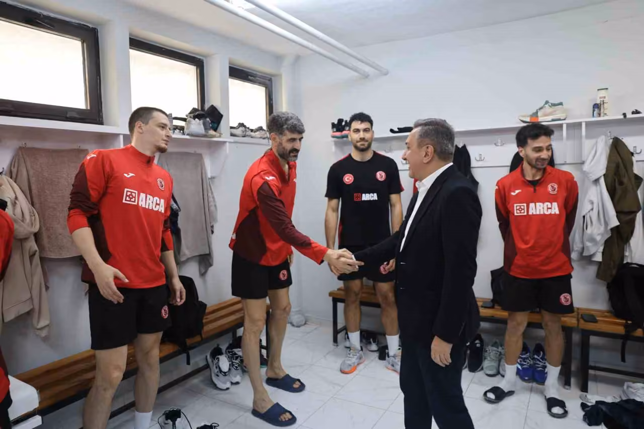 Başkan Dere’den maç öncesi Sungurlu Belediyespor ile Galatasaray Madeş Mobilya takımlarına ziyaret