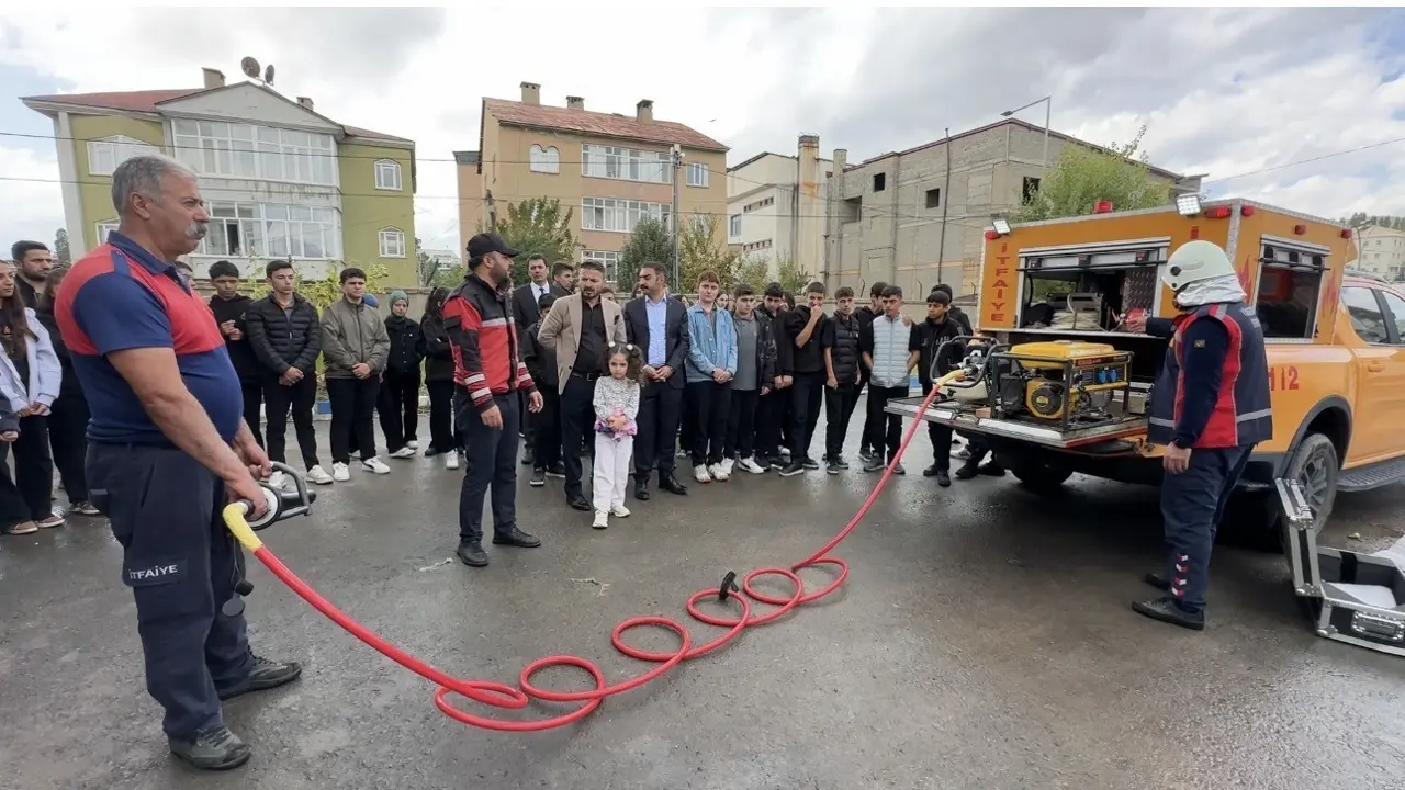 Yüksekova’da İtfaiye Haftası renkli ve bilinçlendirici etkinliklerle sona erdi