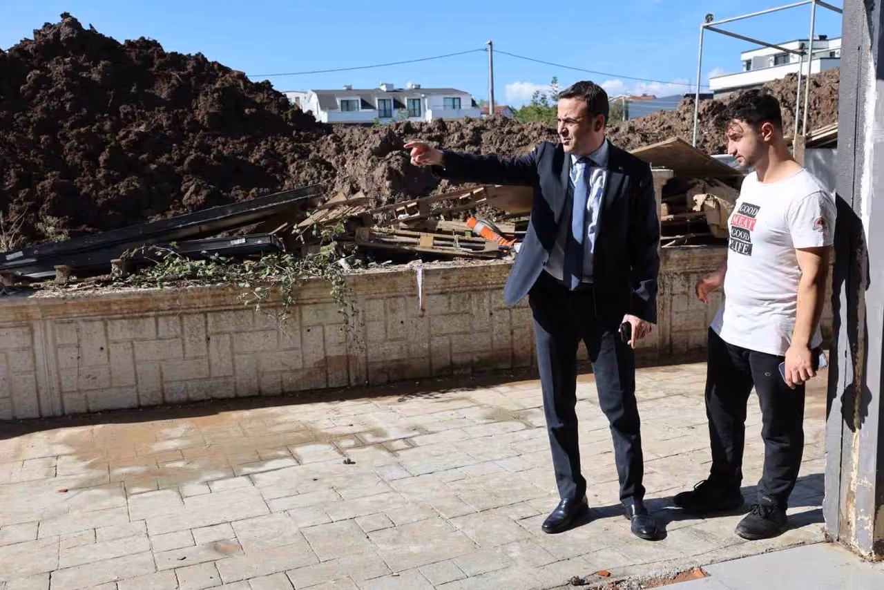 Başkan Özlü’den selzede esnafa destek