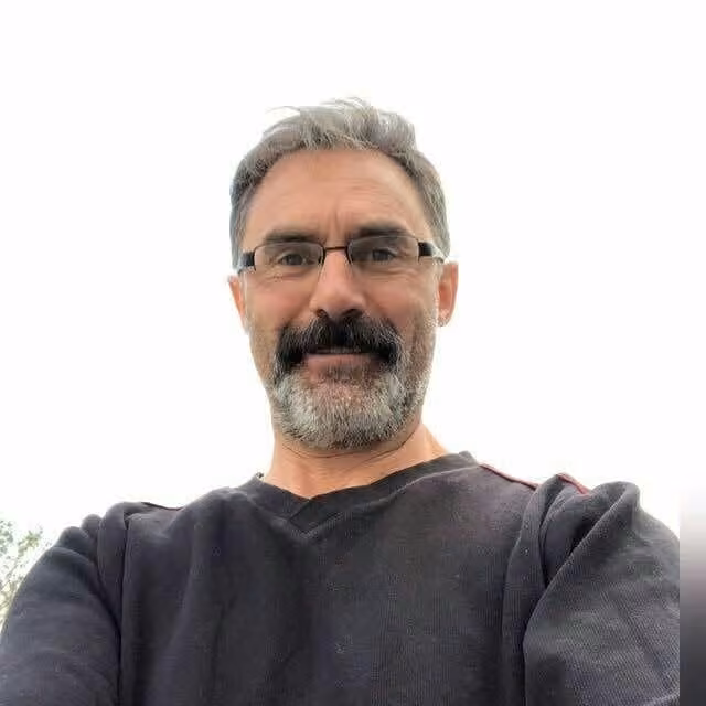 Ağaçtan düşen öğretmen hayatını kaybetti