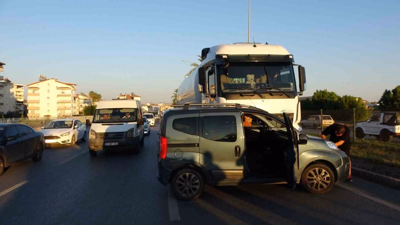 Manavgat’ta LPG tankeri, hafif ticari araçla çarpıştı