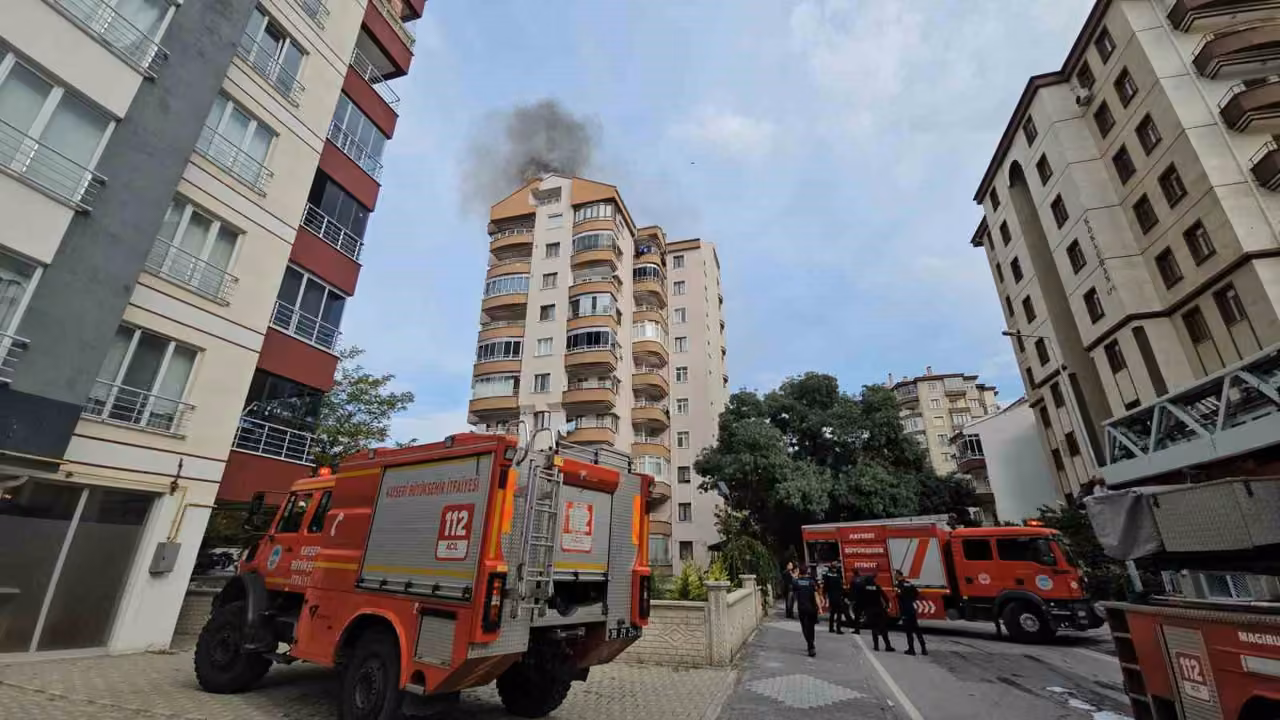 9 katlı binanın çatı katında yangın