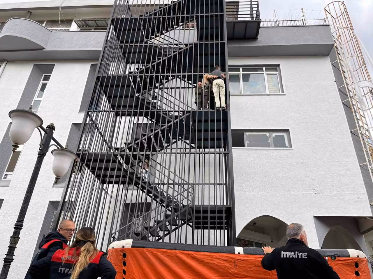 Tarihi çarşının merdivenlerine çıktı, korkulu anlar yaşattı