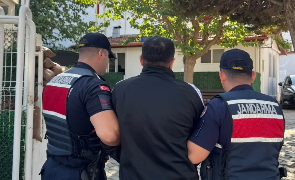 İzmir’de 10 yıl 10 ay kesinleşmiş hapis cezası bulunan firari yakalandı