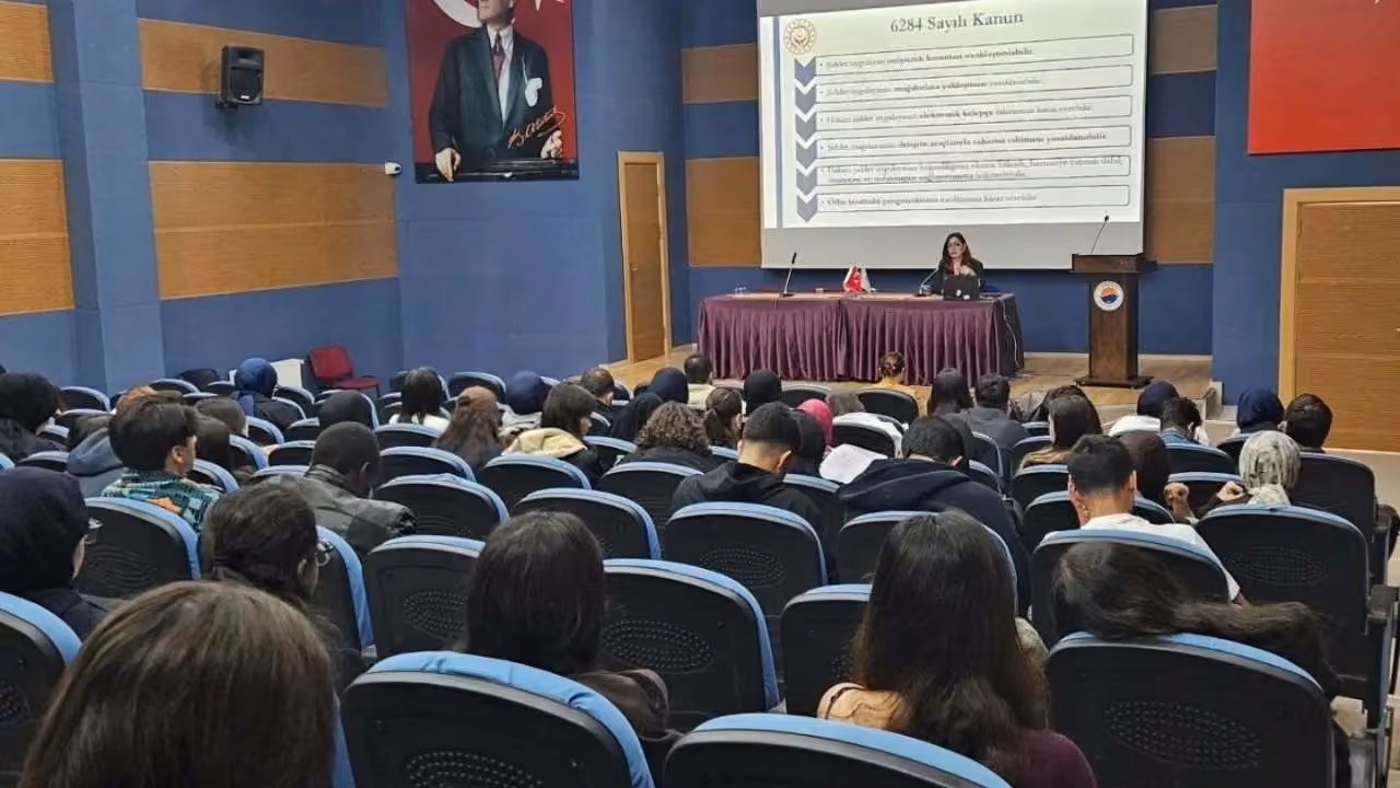 Sinop’ta gençler sağlıklı ilişkiler konusunda bilinçlendirildi