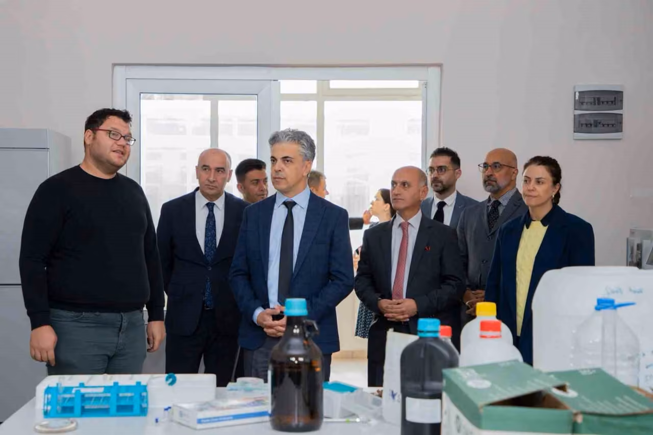 EBYÜ Rektörü Kuyrukluyıldız laboratuvarda incelemelerde bulundu