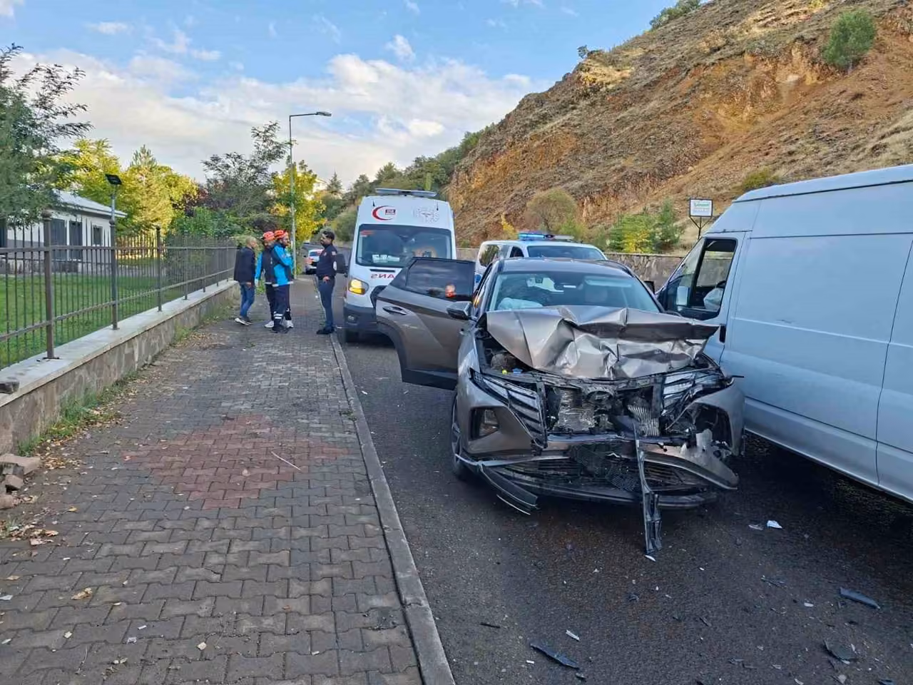Bingöl’de otomobil ile minibüs çarpıştı: 3 yaralı