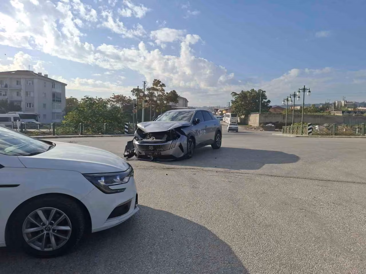 İki sokak kesişimindeki trafik kazası maddi hasarla atlatıldı