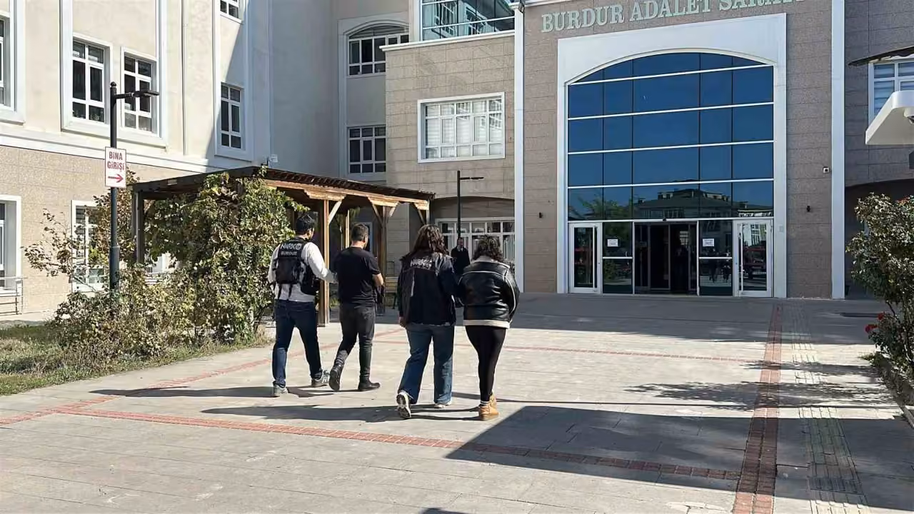 Burdur’da 3 bin 97 kullanımlık uyuşturucuyla yakalanan 2 şüpheli tutuklandı