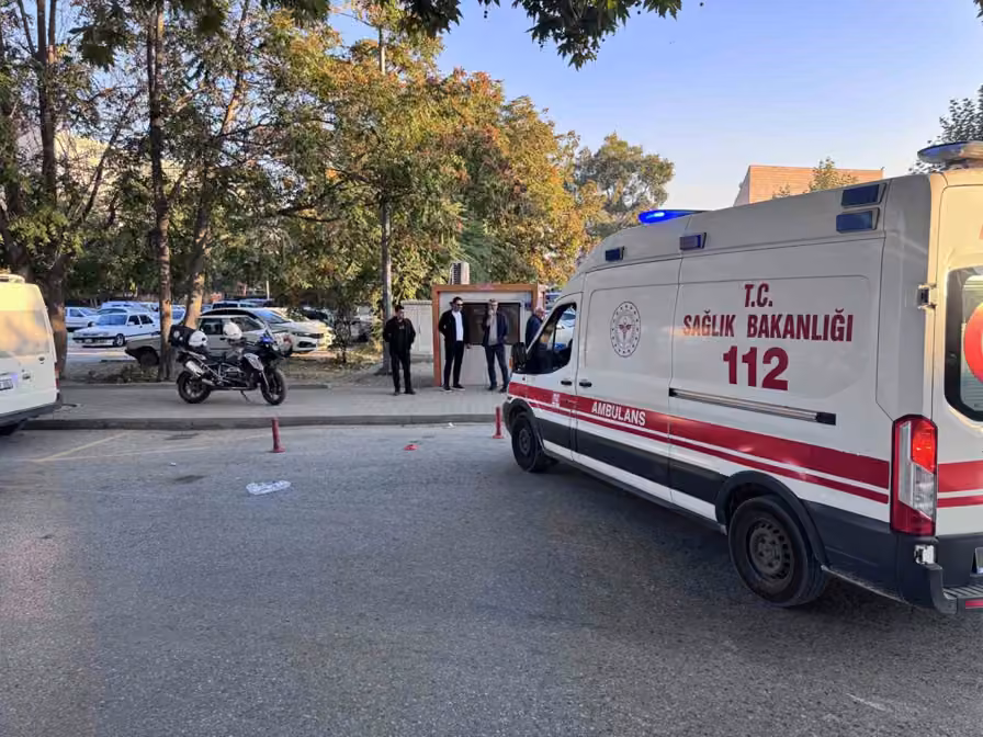 Kavşaktan dönen motosikletli Yunus ekibi kaza yaptı: 2 polis yaralı