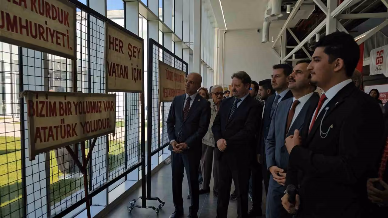 Okuduğu üniversitenin tarihini sergiyle anlattı