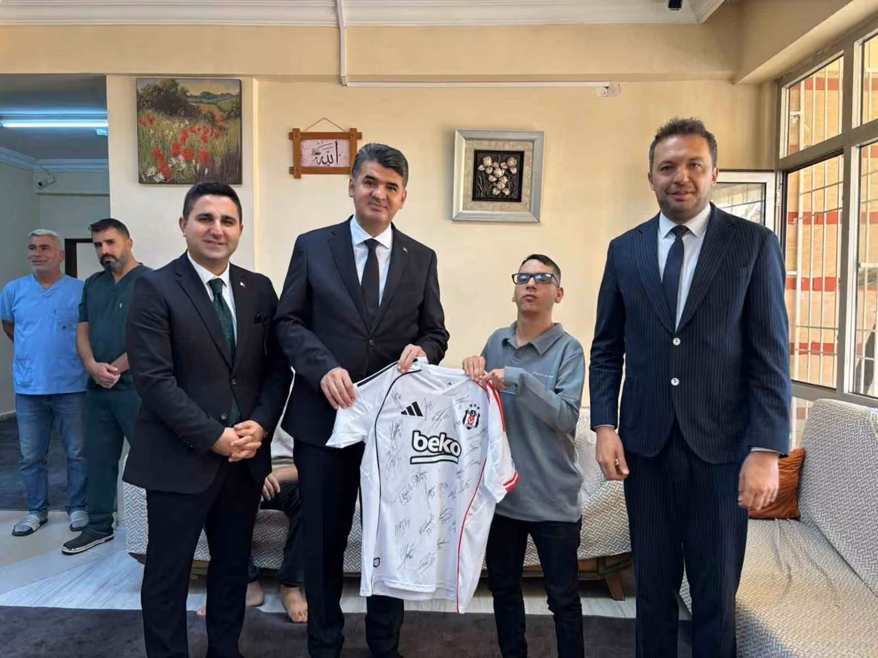 Kilis’te Beşiktaş sevdalısı Metin’e imzalı forma hediye edildi