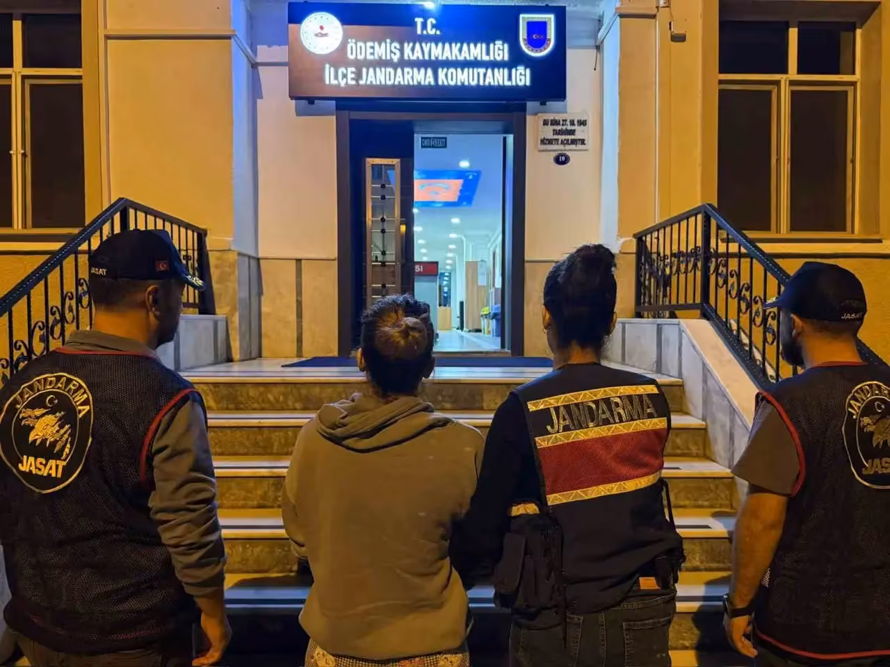 Firari kadın mutfaktaki gizli bölmede yakalandı