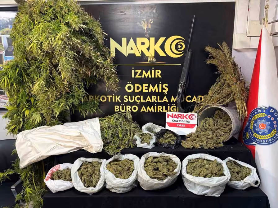 İzmir polisinden uyuşturucu baskınları: 7 kilo esrar ve binlerce hap ele geçirildi