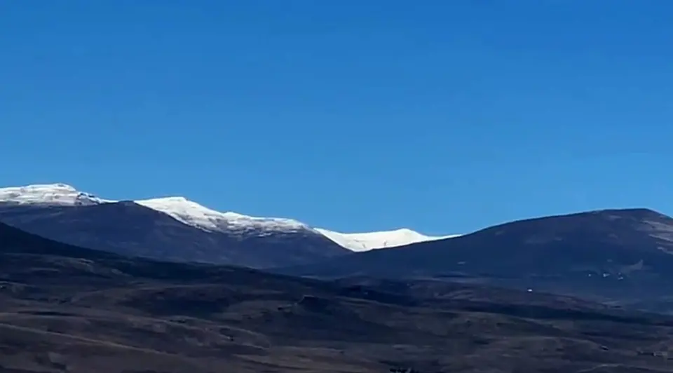 Kars’ın çatısı beyaza büründü: Mevsimin ilk karı dağlara düştü