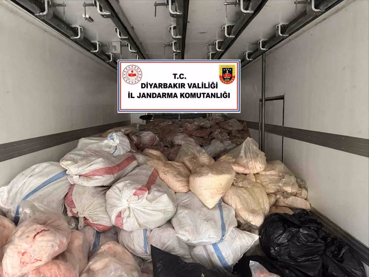 Diyarbakır’da insan sağlığına elverişsiz 8 ton hayvansal iç yağ ve sakatat ele geçirildi