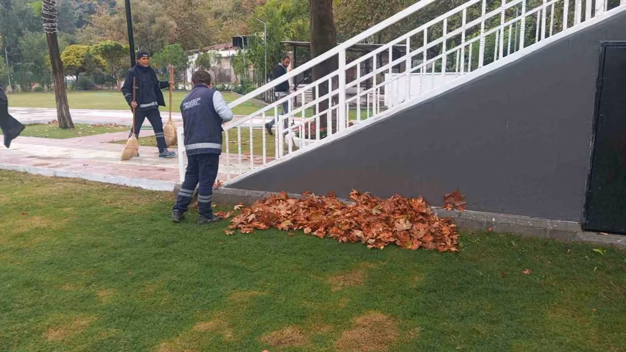 Şehzadeler Belediyesi ekiplerinden yağmur sonrası temizlik