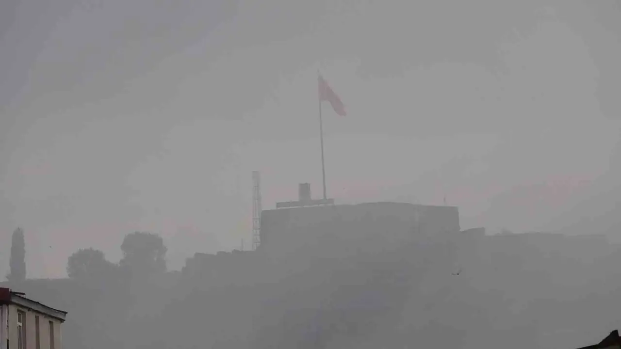 Kars’ta sis etkili oldu, tarihi Kars Kalesi sis bulutlarında kayboldu